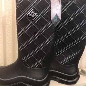Women’s muck boots size 9 brand new